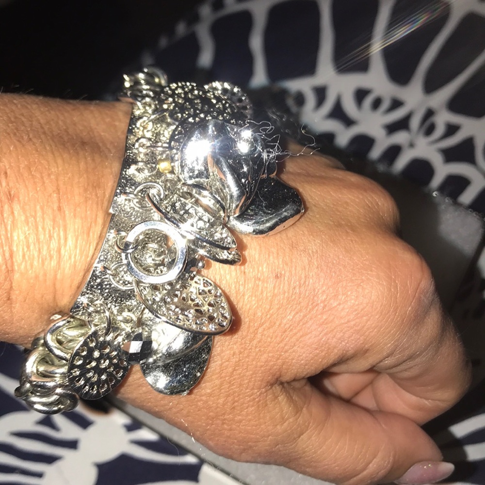 Pretty charm bracelet - Picture 2 of 3